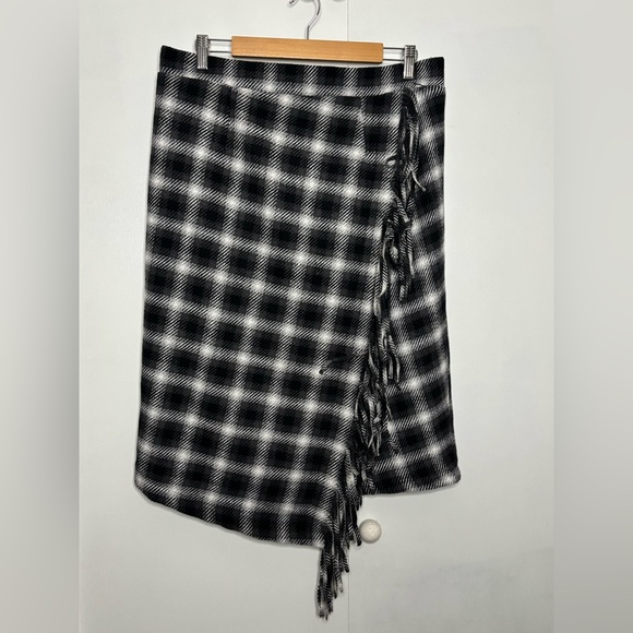Time and Tru Asymmetrical Black and White Plaid Skirt - Picture 1 of 3